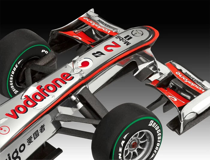 Detalle del frontal de la maqueta del fórmula 1 Vodafone McLaren Mercedes MP24 de Lewis Hamilton de 2010 en escala 1:24 de Revell referencia 07096