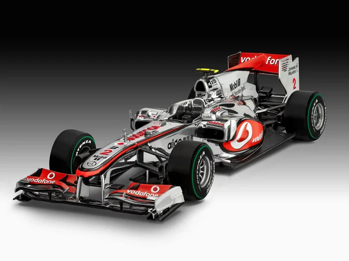 Foto de la maqueta del fórmula 1 Vodafone McLaren Mercedes MP24 de Lewis Hamilton de 2010 en escala 1:24 de Revell referencia 07096