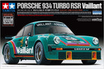 Portada de la caja de la maqueta del coche de competición Porsche 934 Turbo RSR del equipo Vaillant Kremer en escala 1:24 de Tamiya referencia 24334