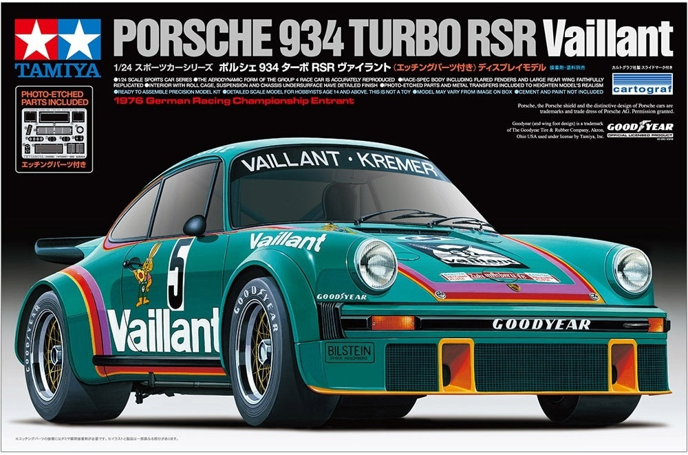 Portada de la caja de la maqueta del coche de competición Porsche 934 Turbo RSR del equipo Vaillant Kremer en escala 1:24 de Tamiya referencia 24334