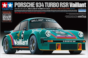 Portada de la caja de la maqueta del coche de competición Porsche 934 Turbo RSR del equipo Vaillant Kremer en escala 1:24 de Tamiya referencia 24334