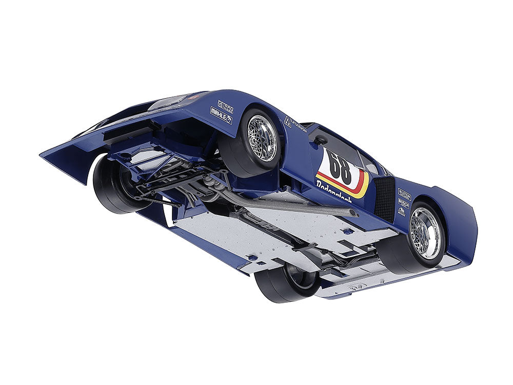 Foto inferior de la maqueta del coche de competición Toyota Celica LB Turbo Gr.5 en escala 1:24 de Tamiya referencia 24377
