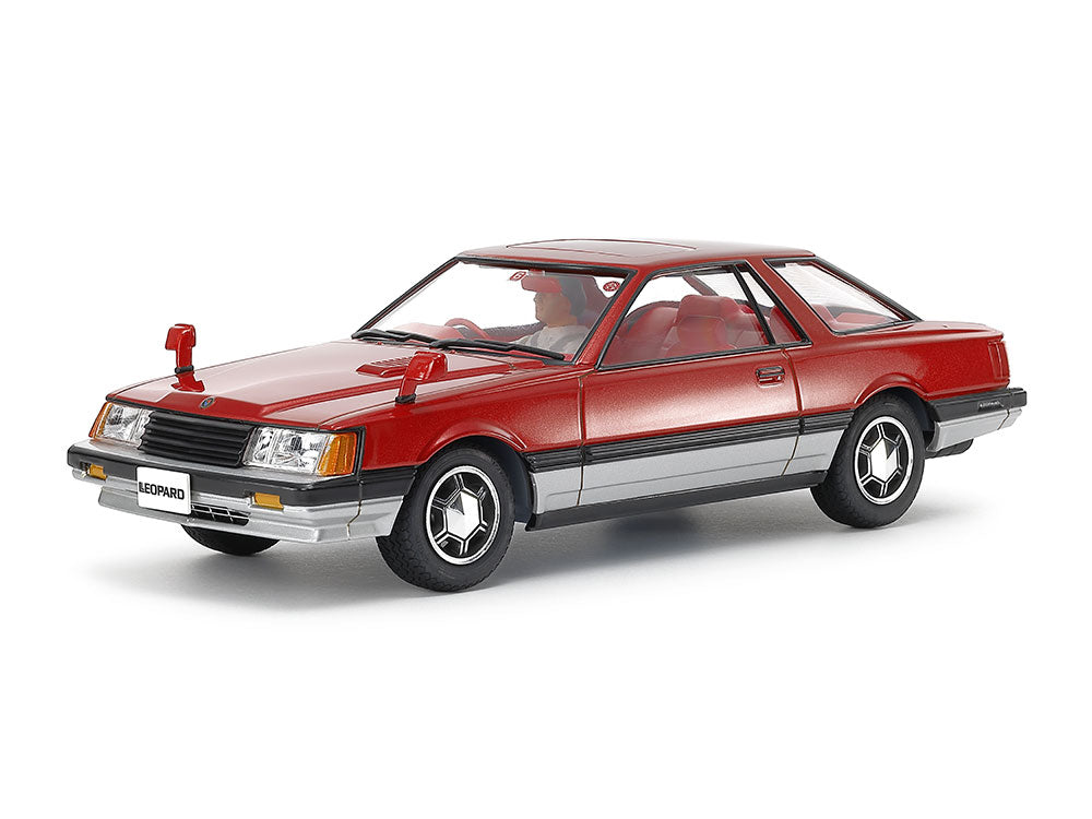 Vista frontal de la maqueta del coche Nissan Leopard d280X SF L en escala 1:24 de Tamiya referencia 24378