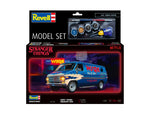 Portada del set de pegamento, pinturas pincel y maqueta de la furgoneta de la emisora de radio de la serie Stranger Things en escala 1:25 de Revell referencia 67732