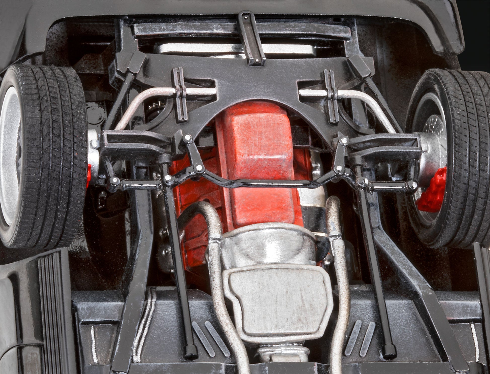 Detalle inferior de la maqueta del coche deportivo Plymouth GTX de 1971 de Dominic en la gama de películas Fast & Furious en escala 1:25 de Revell referencia 67732
