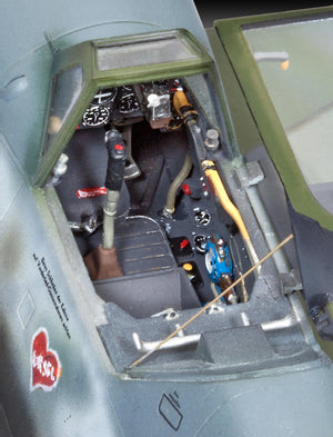 Detalle de la cabina de la maqueta del caza alemán BF-109G10 Erla en escala 1:32 de Revell referencia 03752
