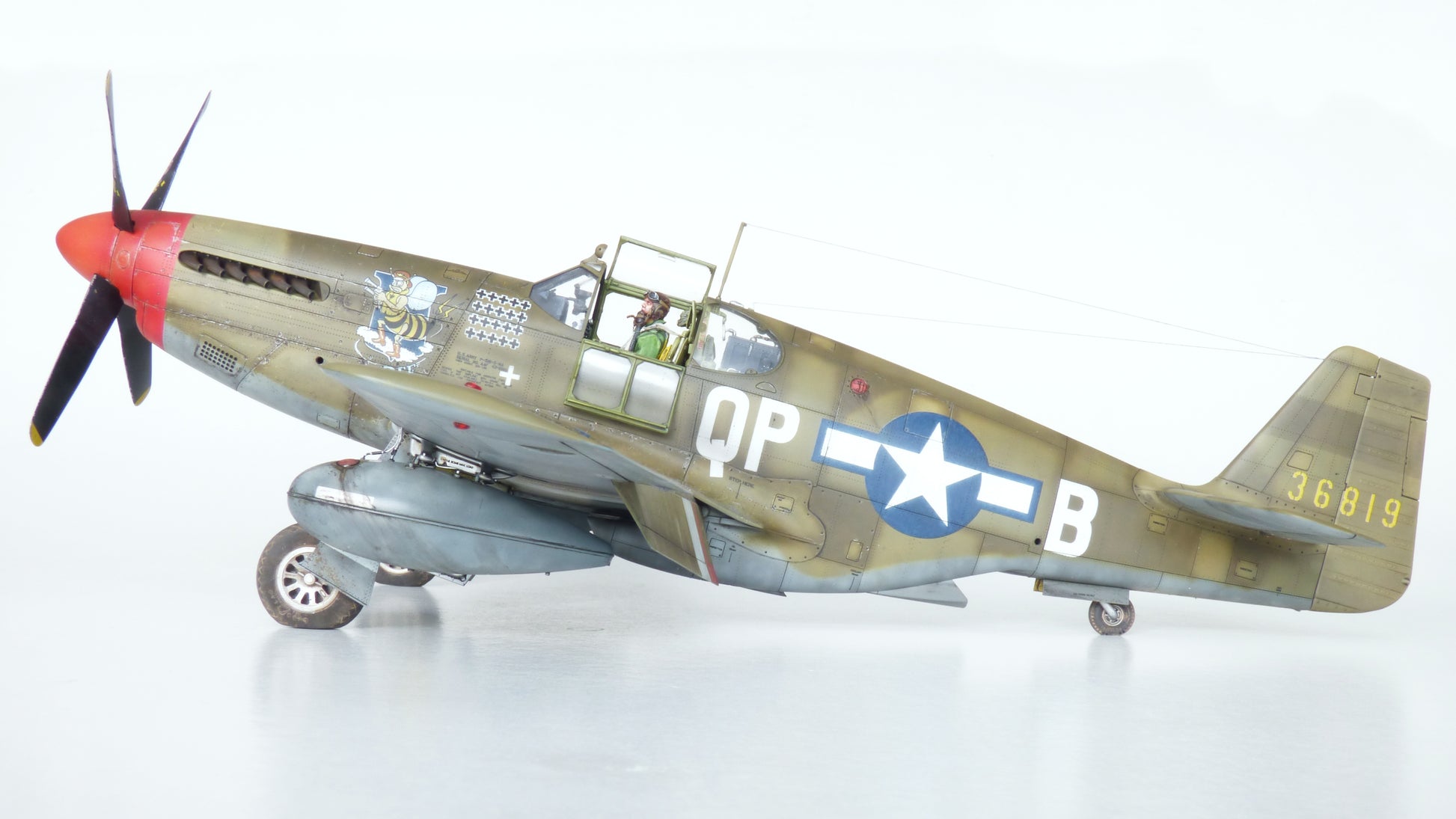 Foto lateral de la maqueta del caza P-51B Mustang en escala 1:32 edición Royal de Eduard referencia 932011
