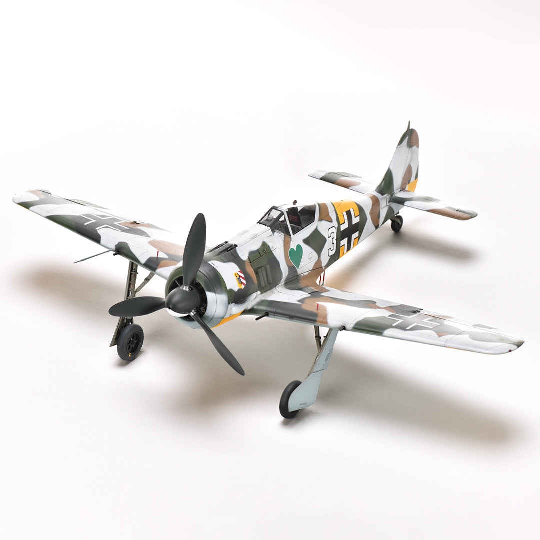 Foto lateral con decoración 1 de la maqueta del caza alemán Fw190 A4 en escala 1:32 de Zoukei Mura referencia SWS22