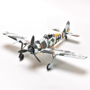 Foto lateral con decoración 1 de la maqueta del caza alemán Fw190 A4 en escala 1:32 de Zoukei Mura referencia SWS22