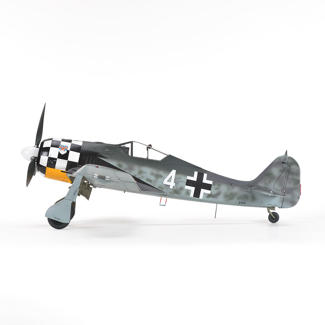 Foto izquierda con decoración 2 de la maqueta del caza alemán Fw190 A4 en escala 1:32 de Zoukei Mura referencia SWS22