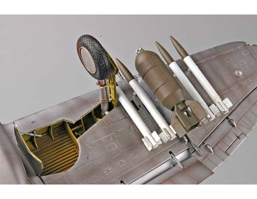Detalle inferior de la maqueta del avión P-47D en escala 1:32 de rumpeter referencia 02263