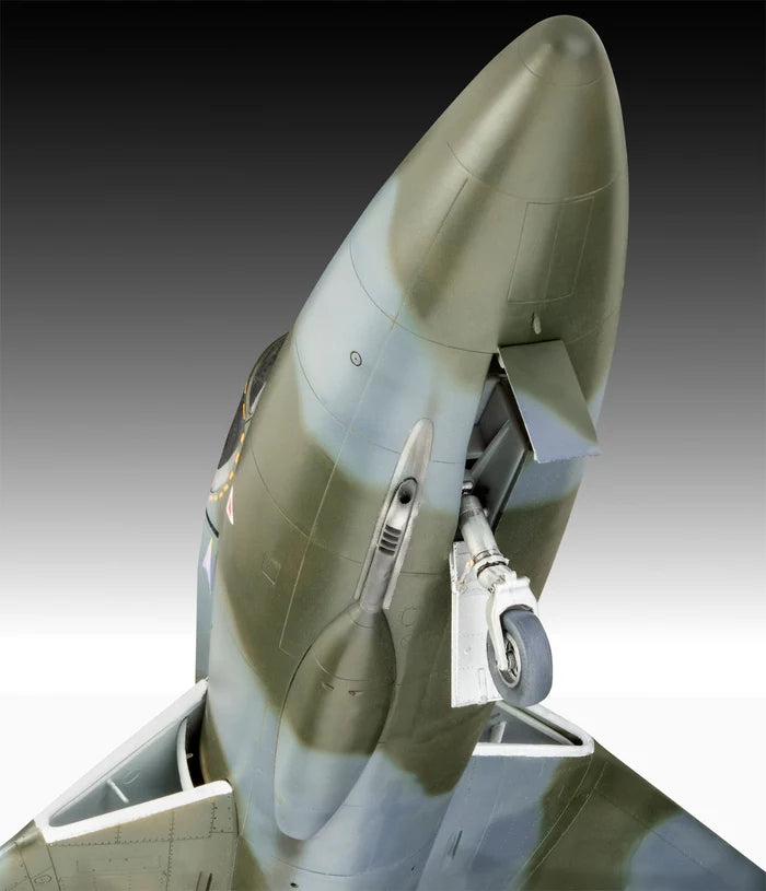 Foto del morro de la maqueta del avión de entramiento inglés Hawker Hunter T.7 en escala 1:32 de Revell referencia 03786