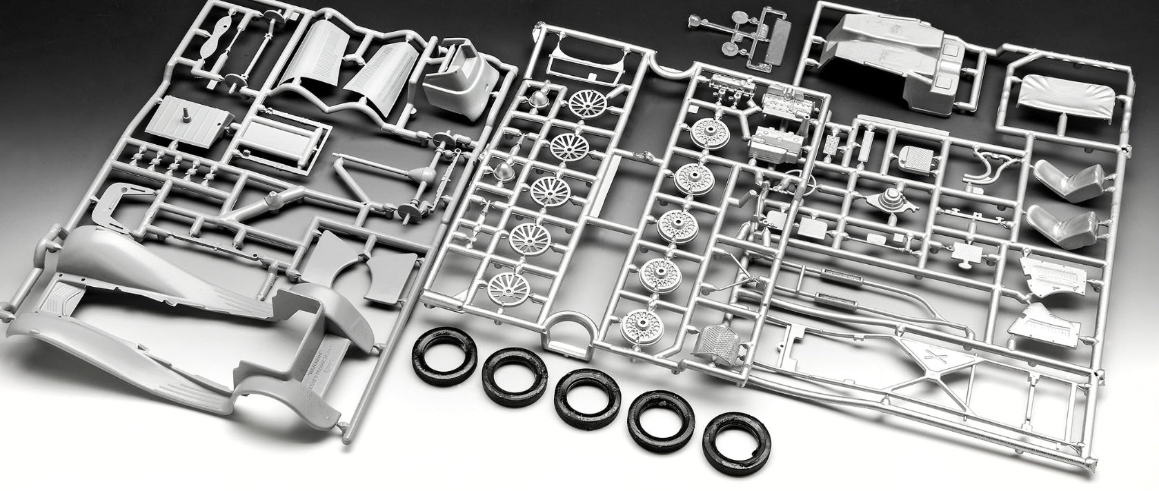 Piezas de la maqueta del coche de carreras Jaguar SS.100 en escala 1:32 de Revell referencia 07752