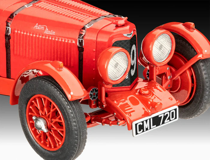 Detalle de la parte delantera de la maqueta del clásico Aston Martin Ultser en escala 1:32 de Revell referencia 77751