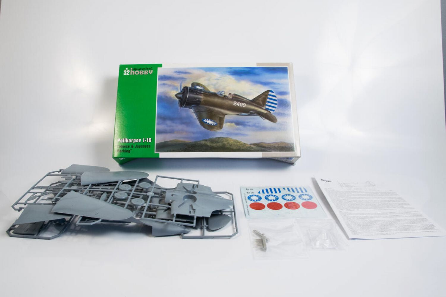 Contenido de la caja de la maqueta del caza soviético Polikarpov I-16 en escala 1:32 de Special Hobby referencia 32042
