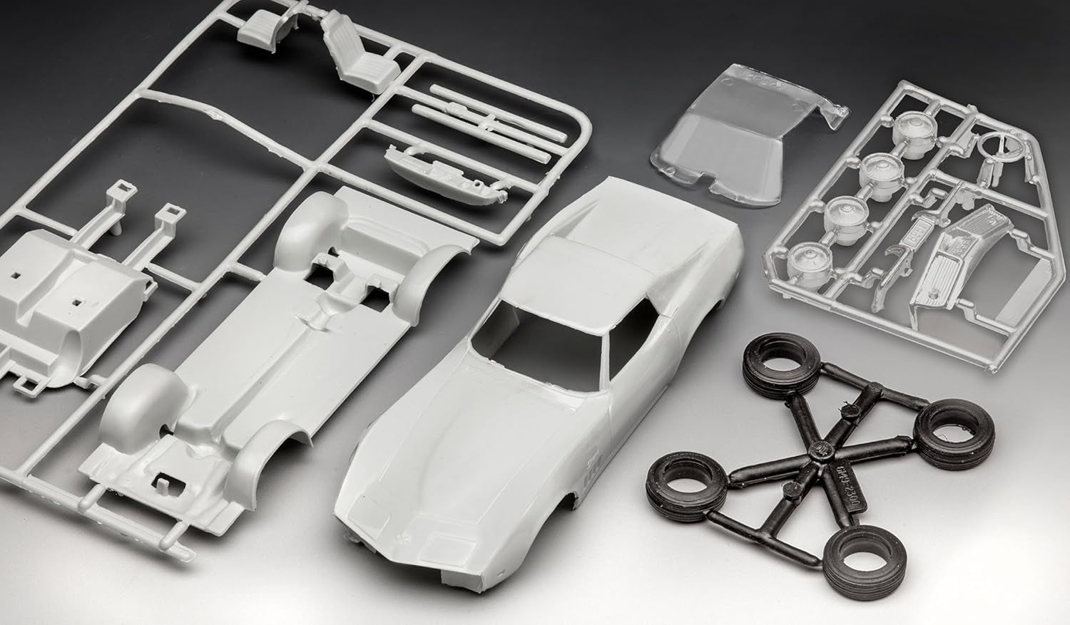 Piezas de la maqueta del deportivo Chevrolet Corvette del 69 en escala 1:32 de Revell referencia 7684