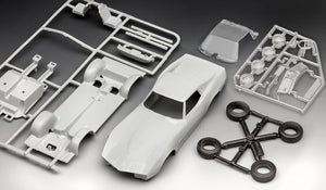 Piezas de la maqueta del deportivo Chevrolet Corvette del 69 en escala 1:32 de Revell referencia 7684