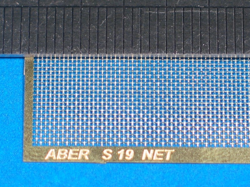 Medidas del set de fotograbado de Aber con reijila entrelazada de 0,5mm por 0,5mm para simular superficies metálicas o vallas, referencia S 19