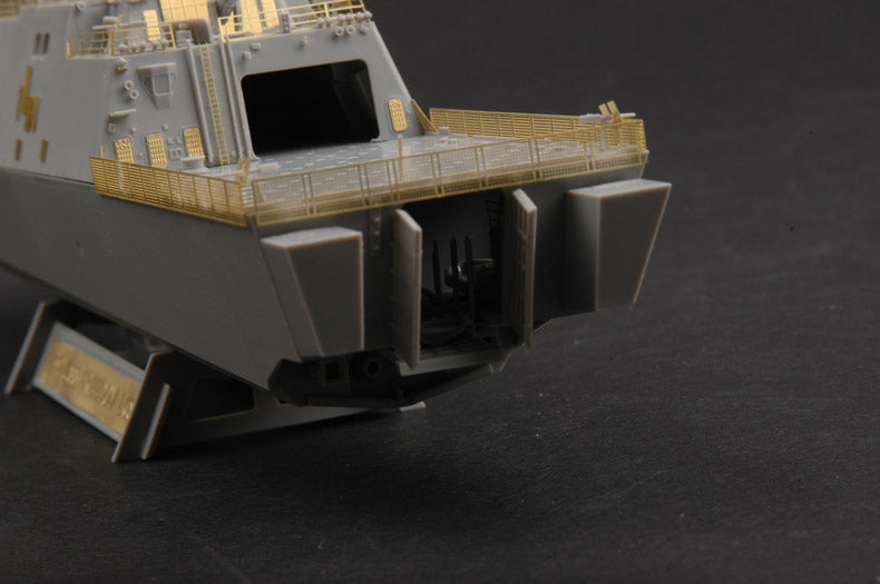 Foto popa de la maqueta del buque de guerra norteamericano USS Freedom (LCS-1) en escala 1:350 de Trumpeter referencia 04549