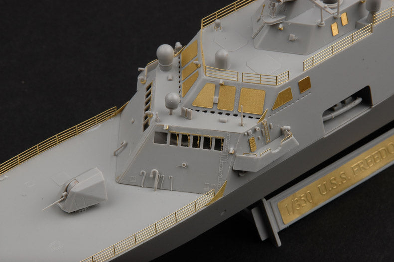 Foto detalle delantero de la maqueta del buque de guerra norteamericano USS Freedom (LCS-1) en escala 1:350 de Trumpeter referencia 04549