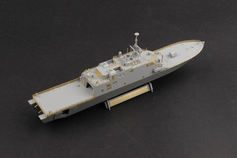 Foto trasera de la maqueta del buque de guerra norteamericano USS Freedom (LCS-1) en escala 1:350 de Trumpeter referencia 04549