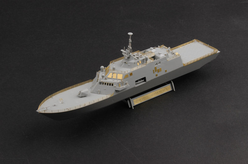 Foto delantera de la maqueta del buque de guerra norteamericano USS Freedom (LCS-1) en escala 1:350 de Trumpeter referencia 04549