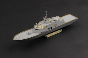 Foto delantera de la maqueta del buque de guerra norteamericano USS Freedom (LCS-1) en escala 1:350 de Trumpeter referencia 04549
