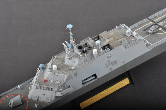 Foto central de la maqueta del buque de guerra norteamericano USS Fort Worth (LCS-3) en escala 1:350 de Trumpeter referencia 04553