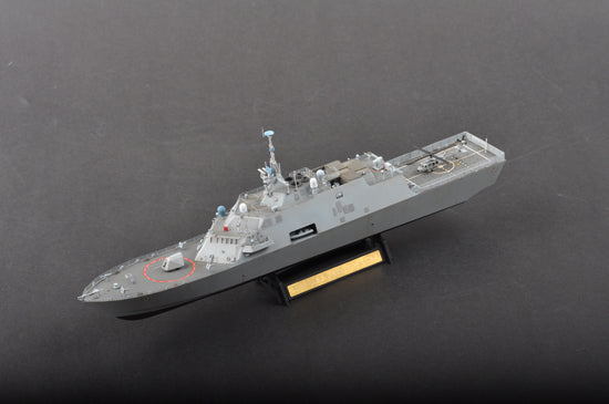 Foto frontal de la maqueta del buque de guerra norteamericano USS Fort Worth (LCS-3) en escala 1:350 de Trumpeter referencia 04553