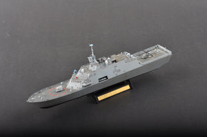 Foto frontal de la maqueta del buque de guerra norteamericano USS Fort Worth (LCS-3) en escala 1:350 de Trumpeter referencia 04553