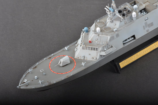Foto frontal de la maqueta del buque de guerra norteamericano USS Fort Worth (LCS-3) en escala 1:350 de Trumpeter referencia 04553