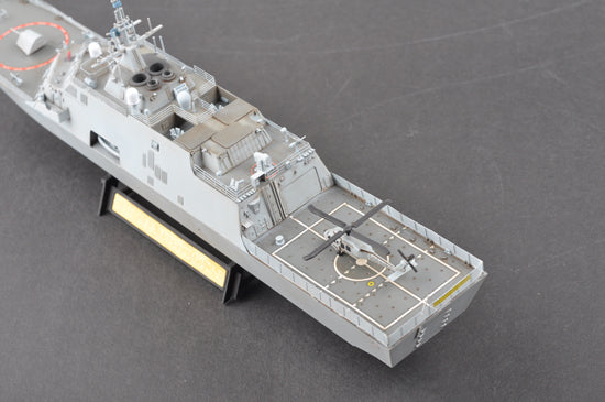 Foto trasera de la maqueta del buque de guerra norteamericano USS Fort Worth (LCS-3) en escala 1:350 de Trumpeter referencia 04553