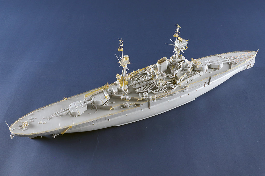 Foto trasera de la maqueta del acorazado británico HMS Resolution en escala 1:350 de Trumpeter referencia 05379