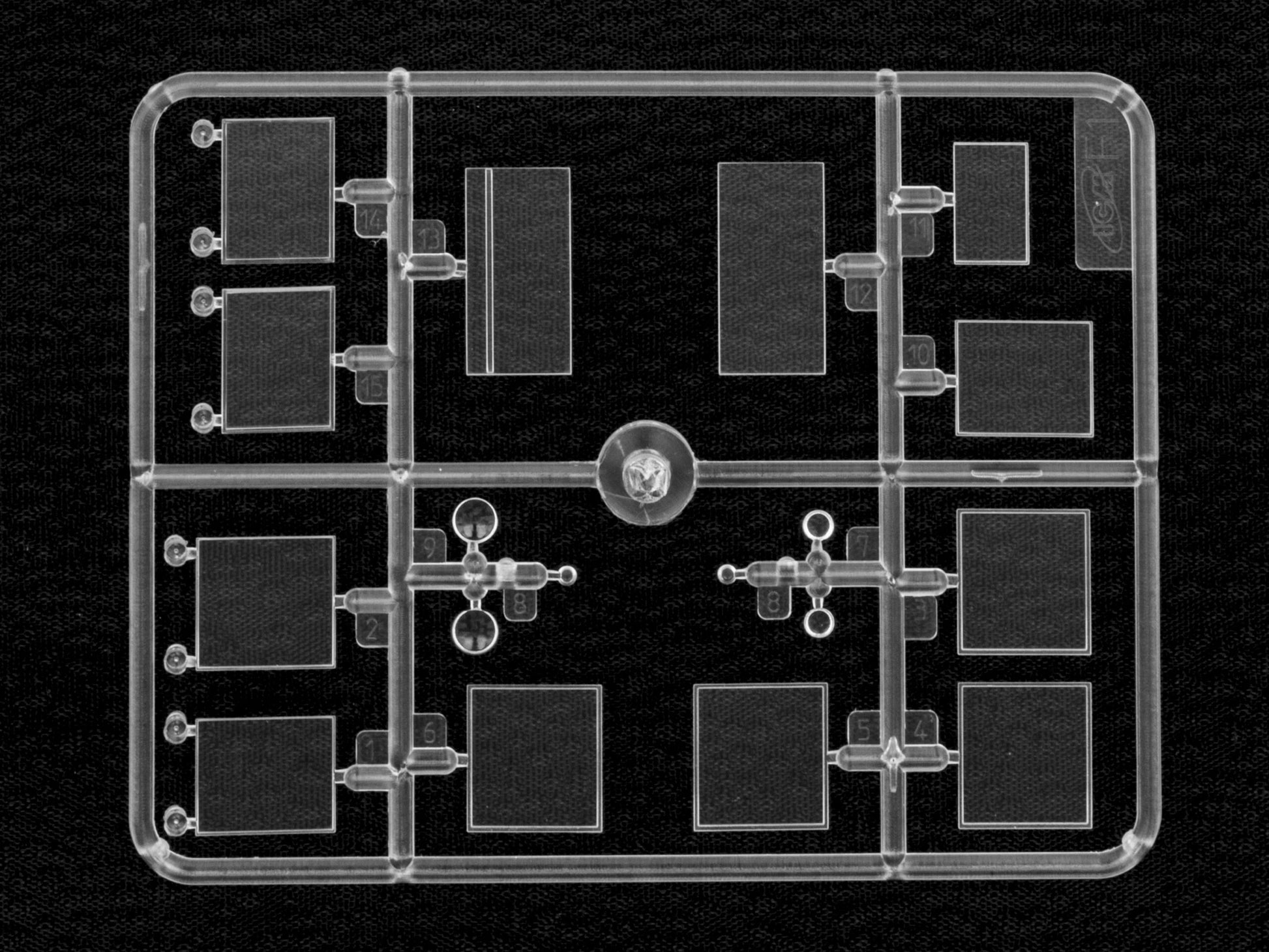 Transparentes de la maqueta del camión de radiocomunicaciones alemán Henschell 33 D1 en escala 1:35 de ICM referencia 35467