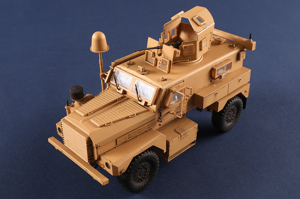 Foto frontal de la maqueta del vehículo de transporte de tropas Cougar A1 MRAP en escala 1:35 de Hobby Boss referencia 80156