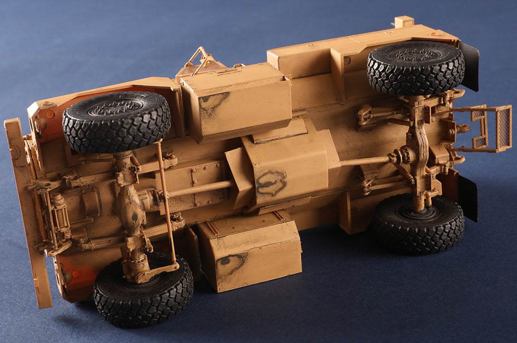 Foto inferior de la maqueta del vehículo de transporte de tropas Cougar A1 MRAP en escala 1:35 de Hobby Boss referencia 80156