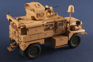 Foto lateral de la maqueta del vehículo de transporte de tropas Cougar A1 MRAP en escala 1:35 de Hobby Boss referencia 80156