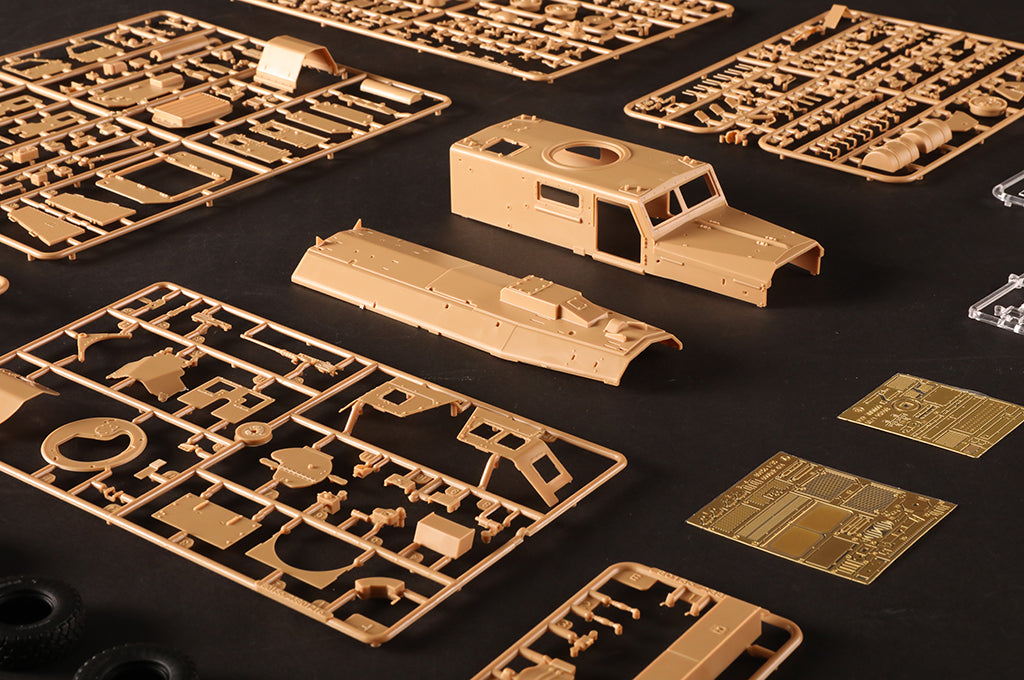 Foto de las piezas de la maqueta del vehículo de transporte de tropas Cougar A1 MRAP en escala 1:35 de Hobby Boss referencia 80156