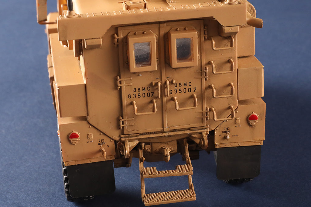 Foto trasera de la maqueta del vehículo de transporte de tropas Cougar A1 MRAP en escala 1:35 de Hobby Boss referencia 80156