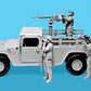 Foto lateral del set de figuras y maqueta del vehículo M1097 ucraniano en misión de caza de drones en escala 1:35 de ICM referencia DS3531
