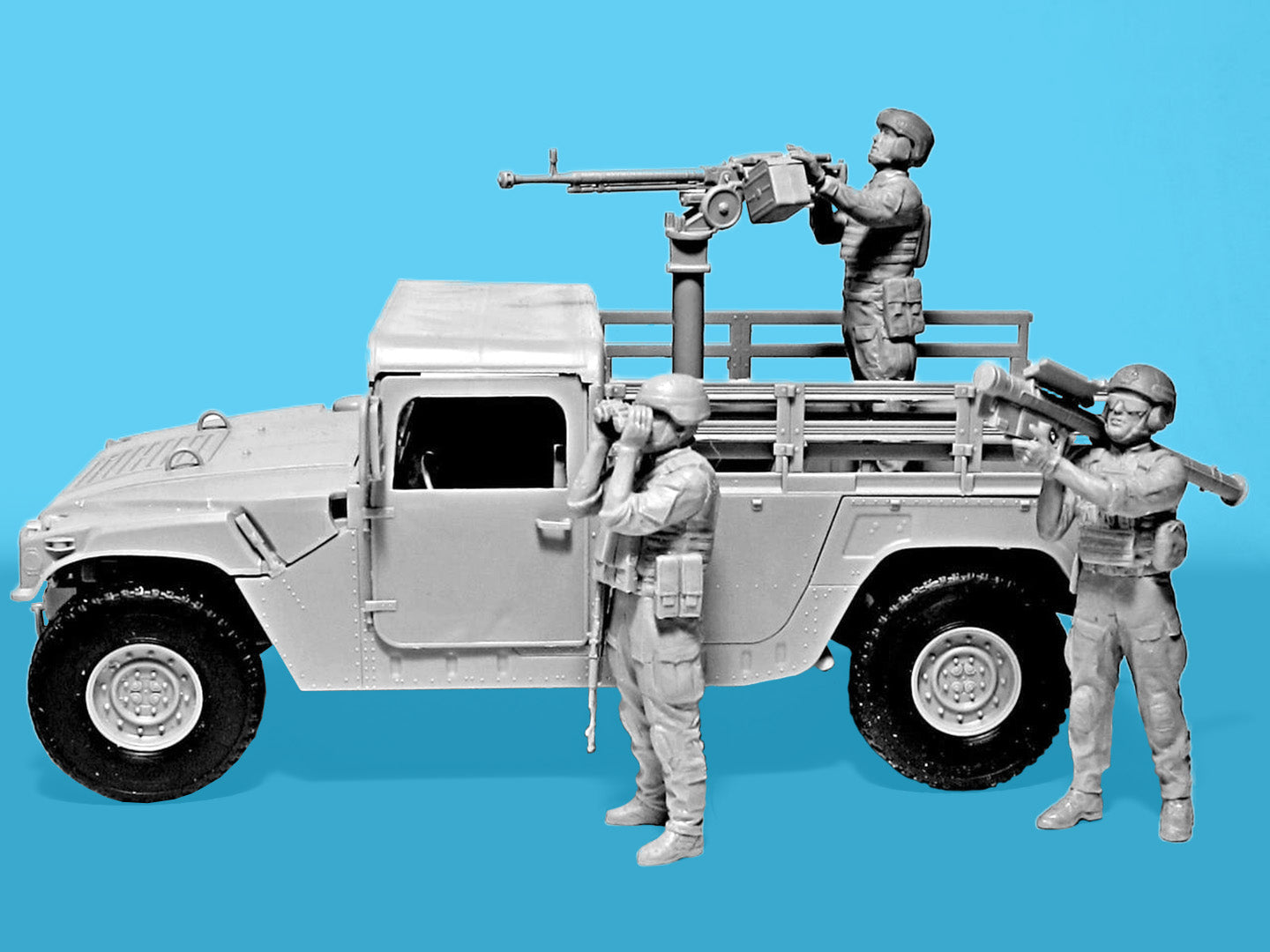 Foto lateral del set de figuras y maqueta del vehículo M1097 ucraniano en misión de caza de drones en escala 1:35 de ICM referencia DS3531