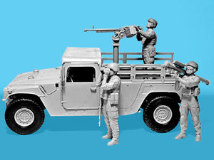 Foto lateral del set de figuras y maqueta del vehículo M1097 ucraniano en misión de caza de drones en escala 1:35 de ICM referencia DS3531