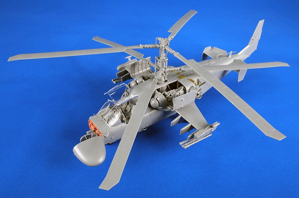 Foto frontal de la maqueta del helicóptero ruso Ka-52 Alligator en escala 1:35 de Trumpeter referencia 05119