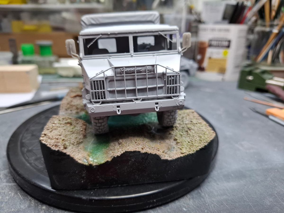 Foto delantera de la maqueta del camión de transporte militar 4x4 Pegaso en escala 1:35 de M4 Model