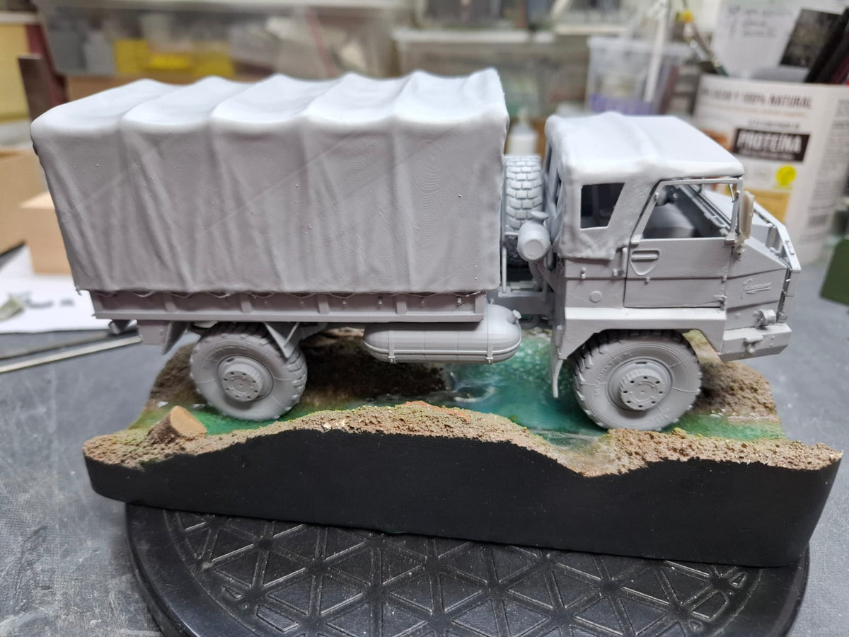 Foto lateral derecha de la maqueta del camión de transporte militar 4x4 Pegaso en escala 1:35 de M4 Model