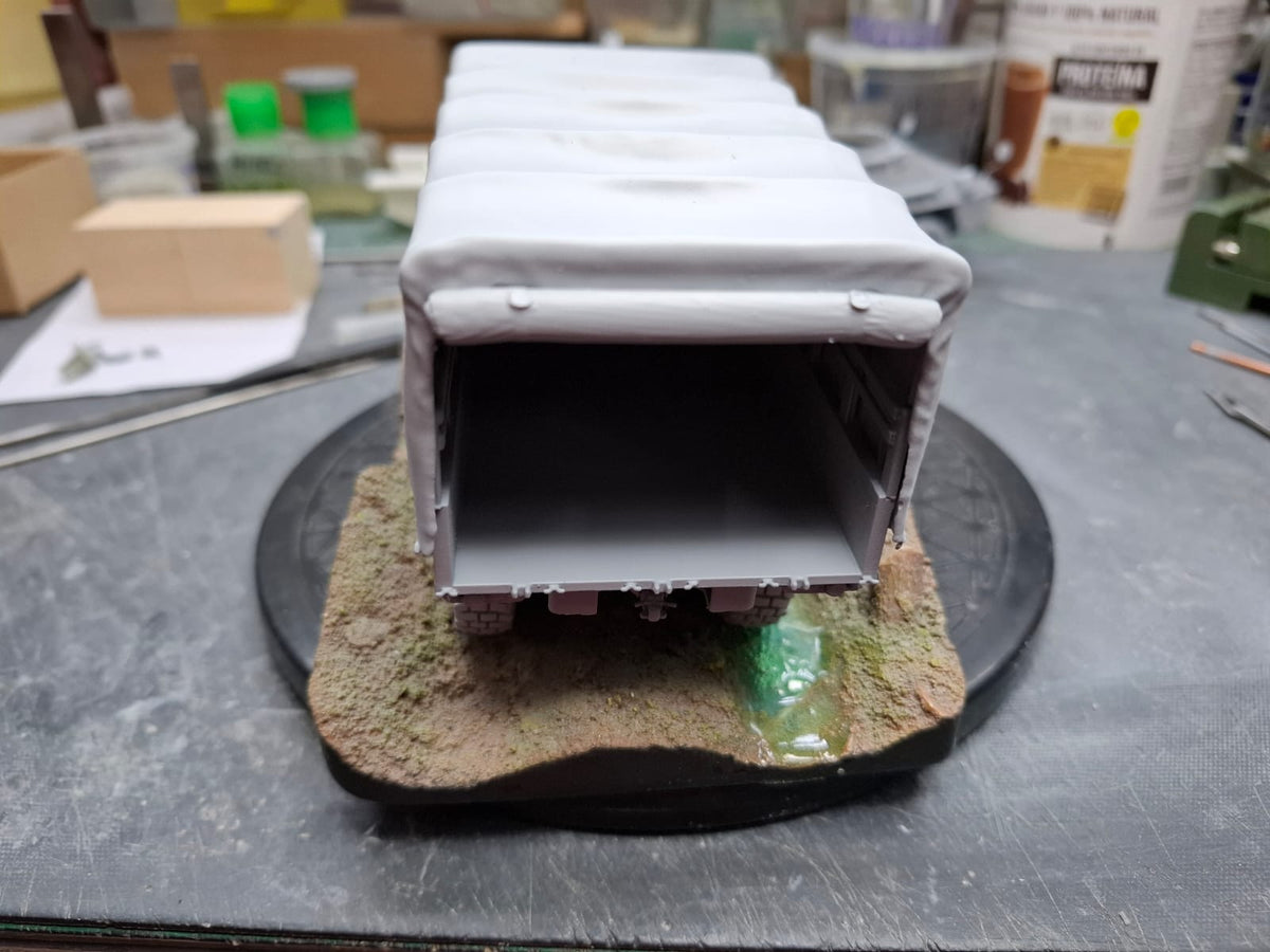 Foto trasera la maqueta del camión de transporte militar 4x4 Pegaso en escala 1:35 de M4 Model