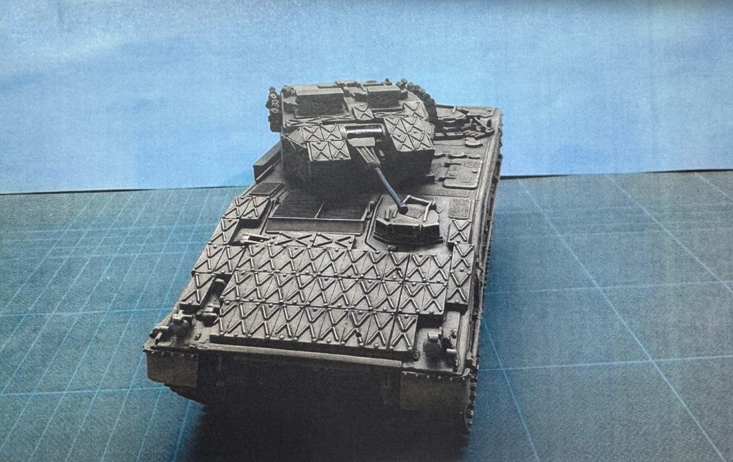 Vista frontal de la maqueta de resina del vehículo blindado español Pizarro en escala 1:35 de M4 Model