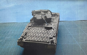 Vista frontal de la maqueta de resina del vehículo blindado español Pizarro en escala 1:35 de M4 Model