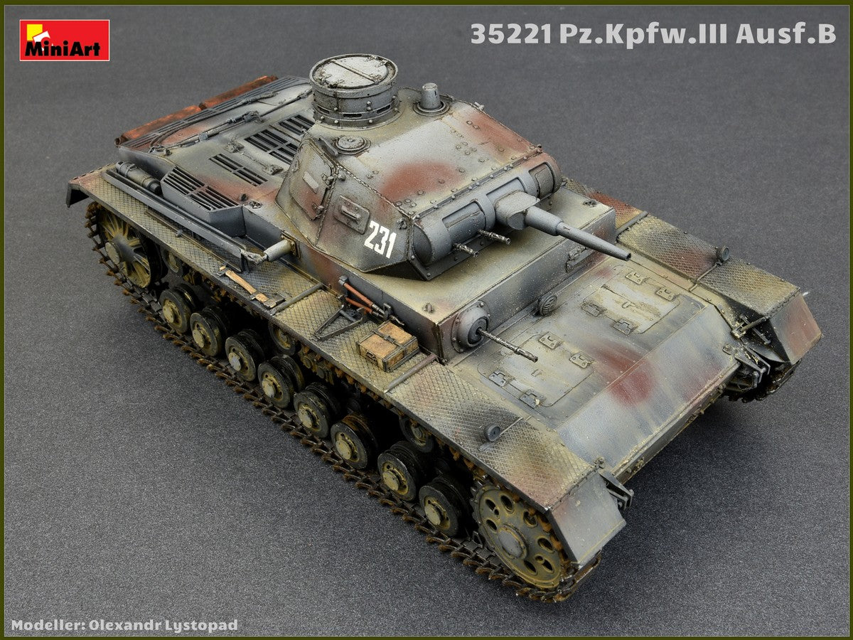 Foto superior de la maqueta del carro de combate alemán Panzer III B con tripulación en escala 1:35 de Miniart referencia 35221