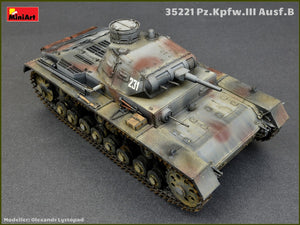 Foto superior de la maqueta del carro de combate alemán Panzer III B con tripulación en escala 1:35 de Miniart referencia 35221